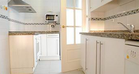 Garden Apartment for sale Saint Andrews | Cabopino Marbella kitchen